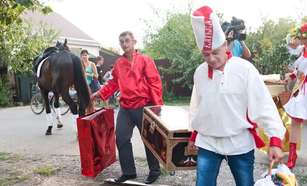 Наряд на сватовство. Пришел свататься к дому. Пришли сватать