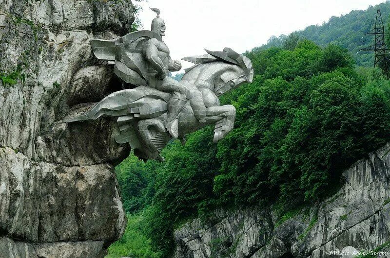 Владикавказ памятник уастырджи северная. Северная георгия. Северная осетия монумент уастырджи. Памятник георгию победоносцу в северной осетии. Памятник георгию победоносцу в северной осетии в скале.