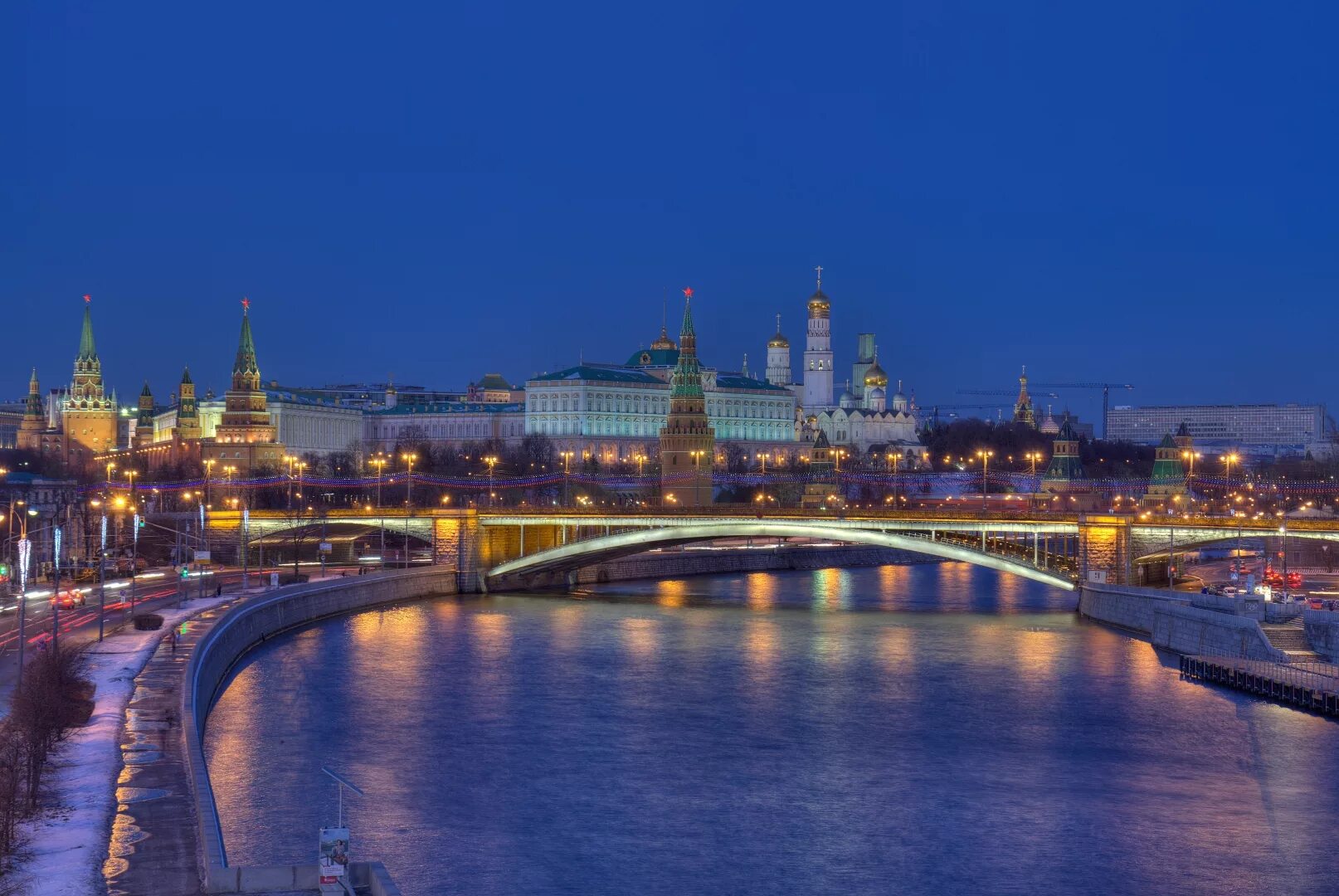 Большой москворецкий мост в москве. Мост с видом на кремль москва. Вид на кремль с моста. Мост с видом на кремль москва. Каменный мост в москве.