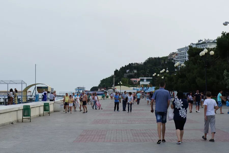 Камера набережной алушты. Набережная Алушты сейчас. Набережная Алушты в 2000-х. Набережная Алушты протяженность. Набережная Алушты в 2008 году.