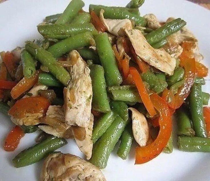 Как вкусно приготовить стручковую фасоль и брокколи. Салат с брокколи и стручковой фасолью. салат со стручковой фасолью и курицей. салат со стручковой фасолью. индейка со стручковой фасолью.