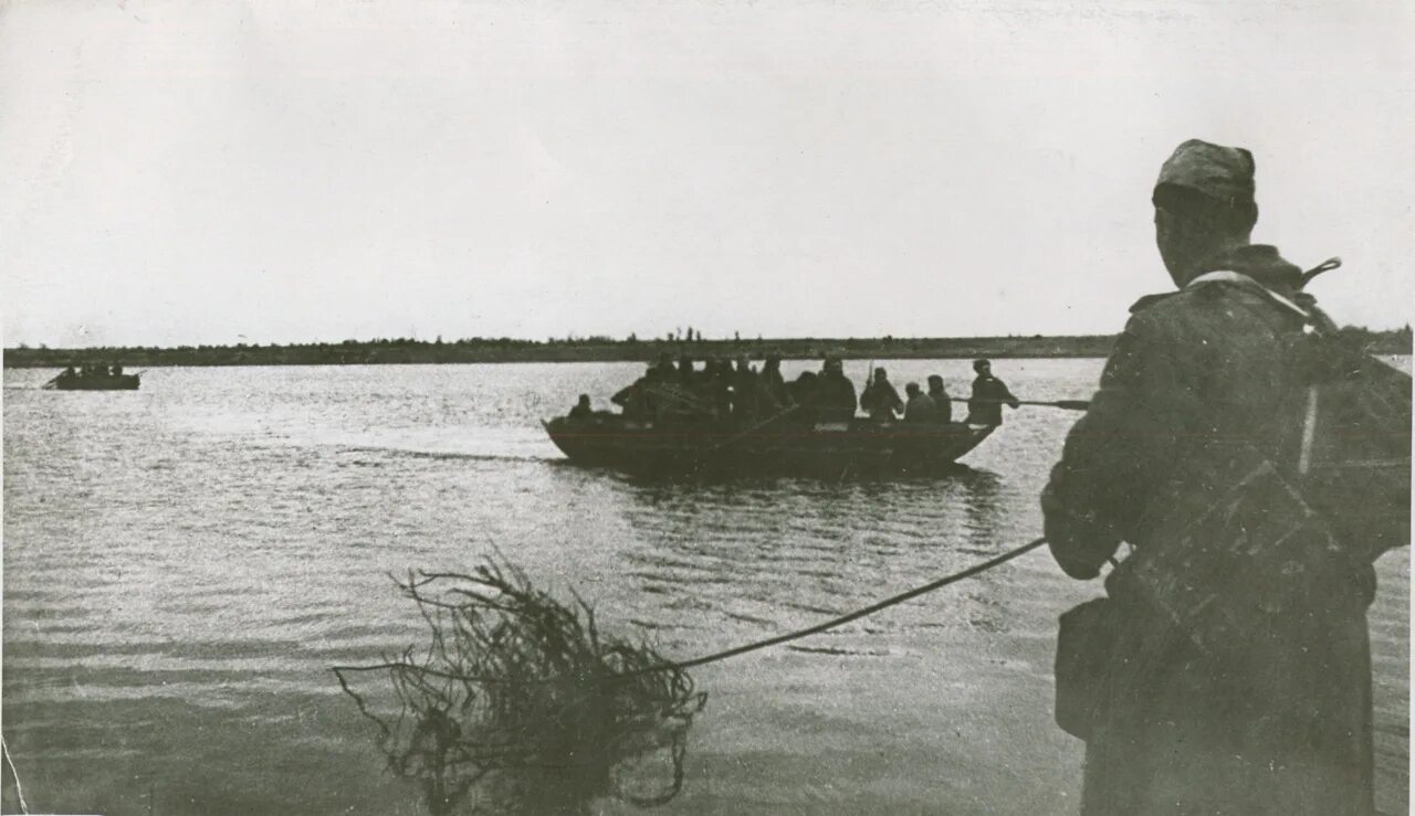 Переправа ночью. Битва за Днепр 1943. Форсирование реки Днепр в 1943 году. Переправа через Днепр 1943. Битва за Днепр сентябрь-ноябрь 1943 года.