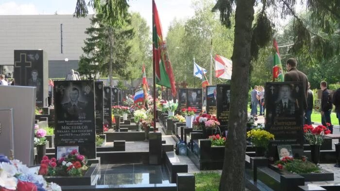 Аллея героев ростов-на-дону северное кладбище. Сквер победы кичменгский городок. Аллея героев тольятти баныкинское. Вайсенберг саксония мемориальное кладбище. Аллея героев николо-архангельское кладбище.