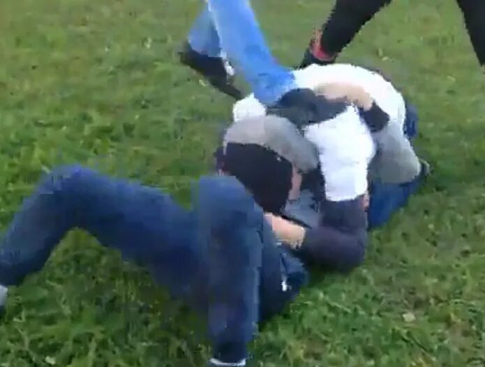 Парни школа драка. Драка школьников в школе. Драка школьников в школе. Парни школа драка. Парни школа драка.