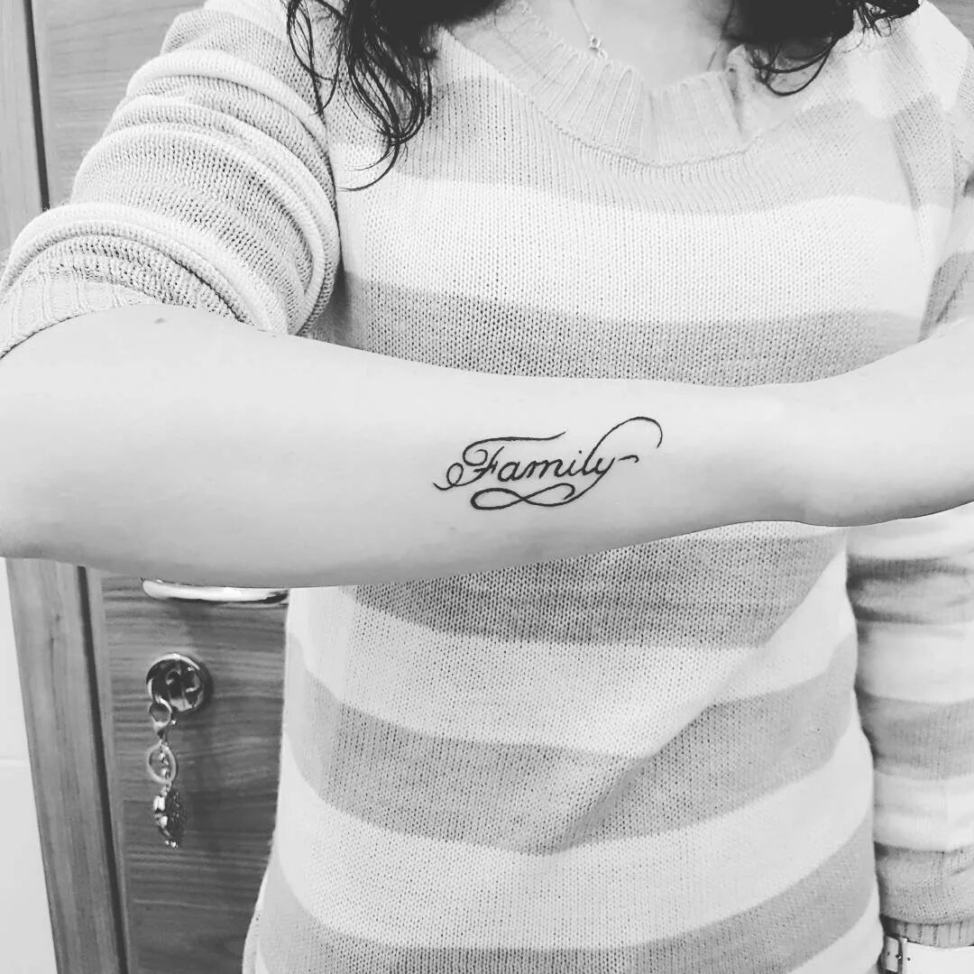 тату мать и двое детей. тату на руке для девушек семейное. семейное тату на руке женские. тату семьи на руке для девушек. тату на руке для девушек семейное.
