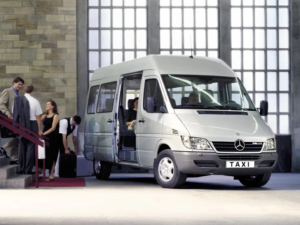 Маршруты пассажирских перевозок. Mercedes Sprinter 2000. Mercedes Sprinter 2002 пассажирский. Мерседес Спринтер развозка. Пассажирский микроавтобус.