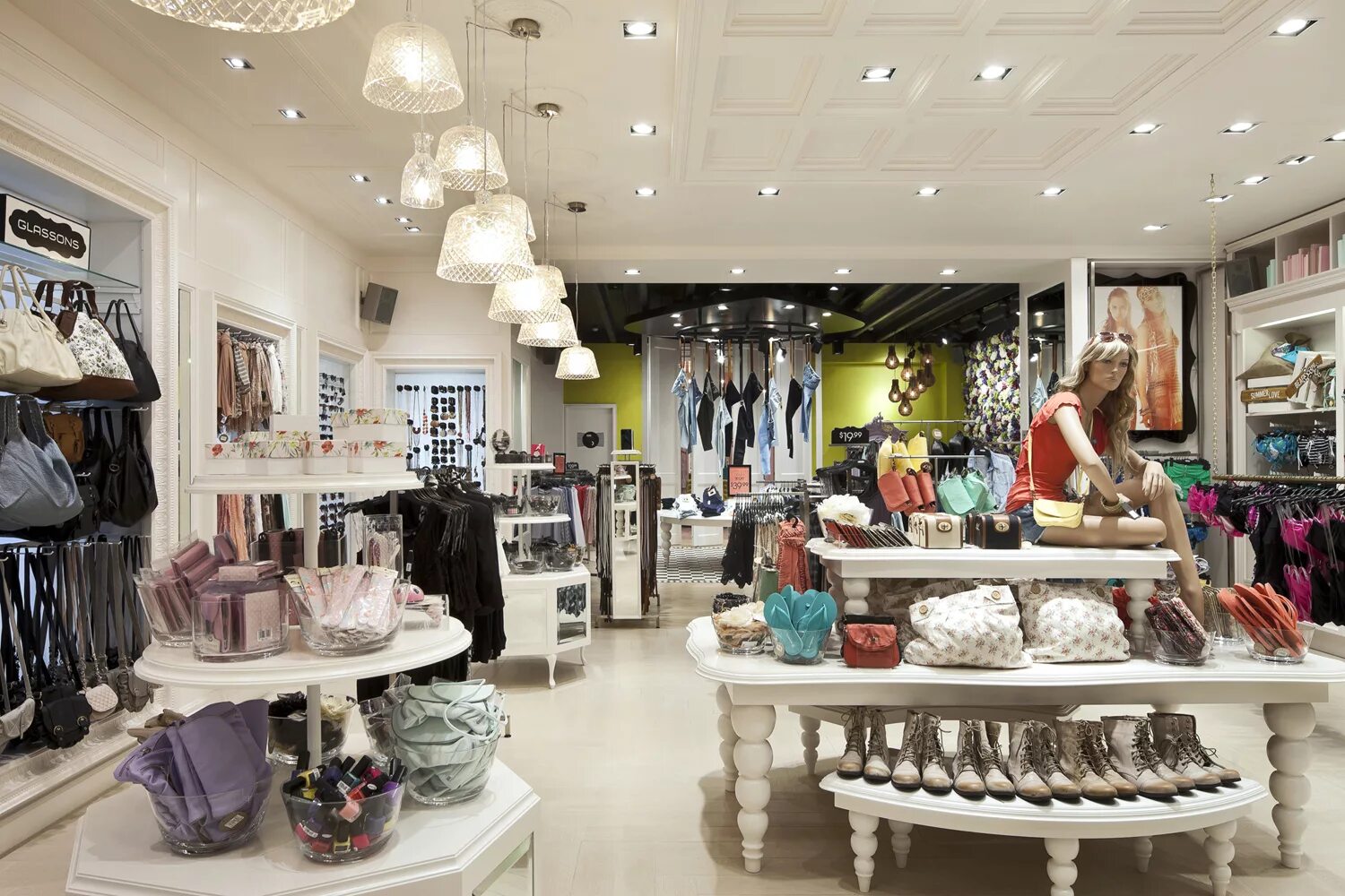 Женские магазины екатеринбург. Дизайн магазина женской одежды. Женские магазины екатеринбург. Развеска в магазине женской одежды. Магазин одежды екатеринбург.