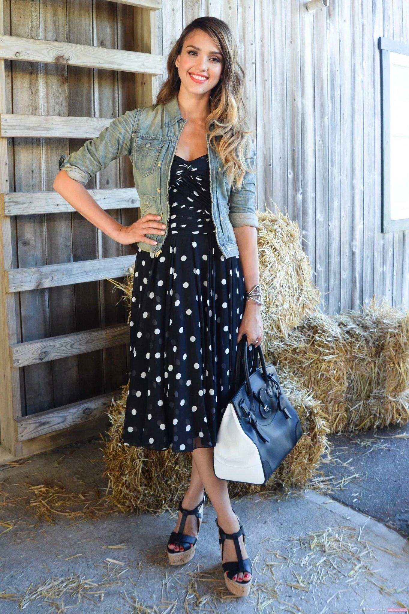 С чем одеть сарафан. Футболка поверх платья. Гитта банко. Длинные летние платья. Платье-комбинация louis vuitton.