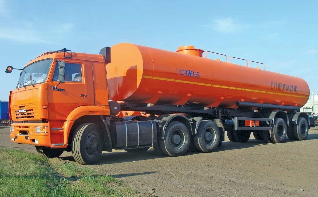 Камаз с цистерной. Полуприцеп-цистерна нефаз-9638-10. Нефаз 96742-03. Камаз-53215 автоцистерна. Камаз-5410 с полуприцепом-бензовозом.
