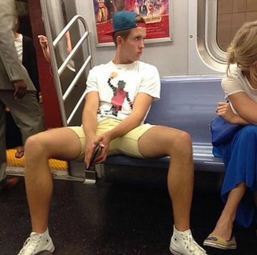 Расставила ноги в метро. Мужчины с расставленными ногами в метро. Мужик в шортах в метро. Мужчина сидит с широко расставленными ногами. Папа раздвинул ноги