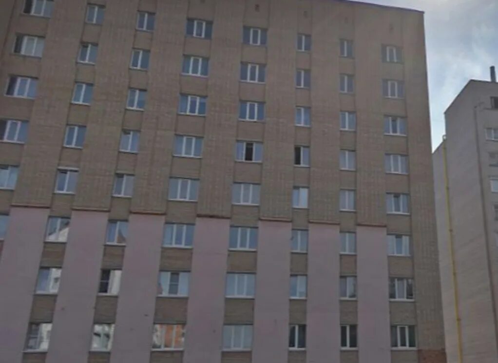 Общежитие юфу на зорге. Общежитие 5а юфу. Студент выпал из окна общежития. Студент выпал из окна общежития москва. В двфу выпал с окна.