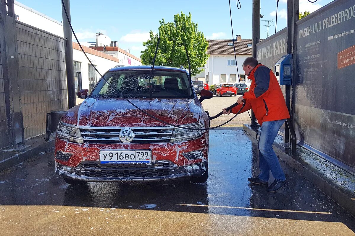 Затраты на обслуживание авто. Техническое обслуживание ситроен. Содержать машину. Человек протирает машину. Мойка машины.