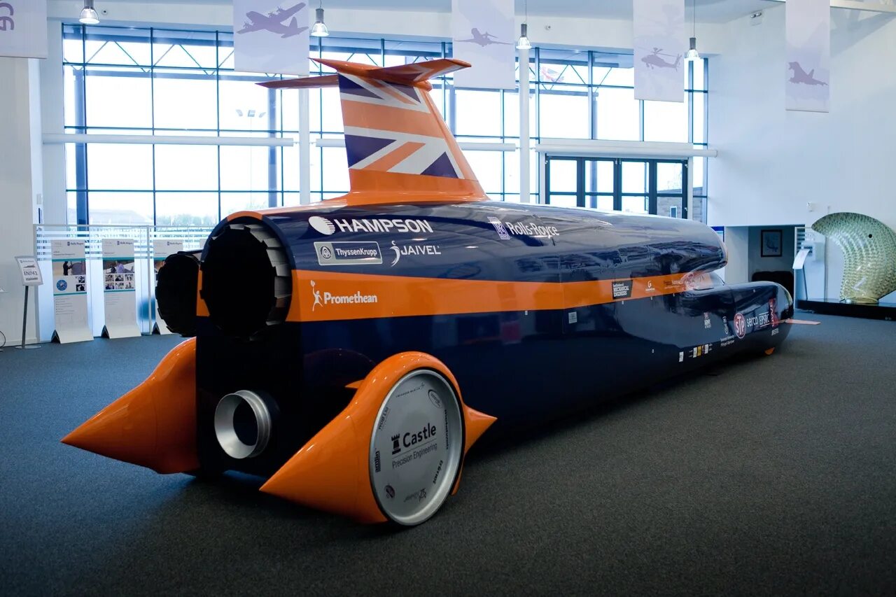 Сверхзвуковая машина Bloodhound SSC. Реактивный Болид Bloodhound SSC. Bloodhound SSC рекорд скорости. Болид Thrust SSC. Рекорд скорости на машине