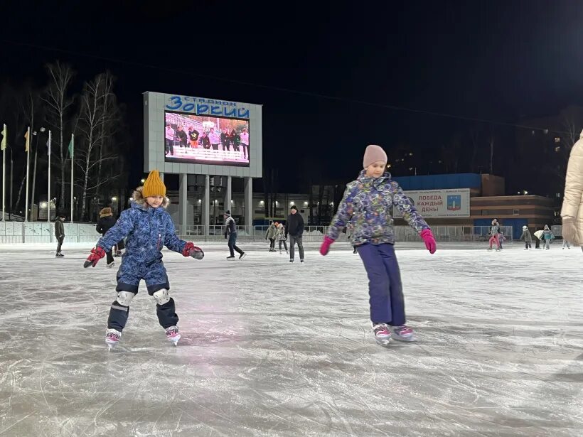 Расписание катка красногорск. Каток Зоркий Красногорск. Каток в Красногорске. Каток Куркино. Зимние развлечения.