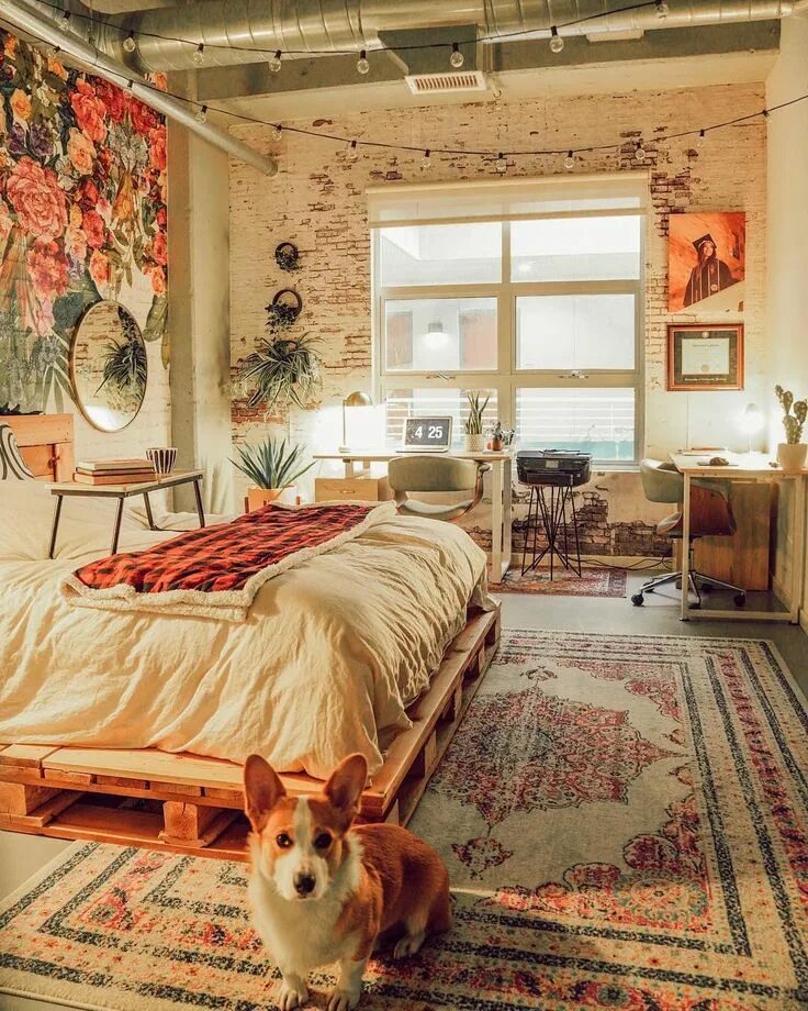 Уютный домик с камином. Уютная комната. Cozy на русском. Уютный зимний домик. Кровать в гостинице с завтраком.