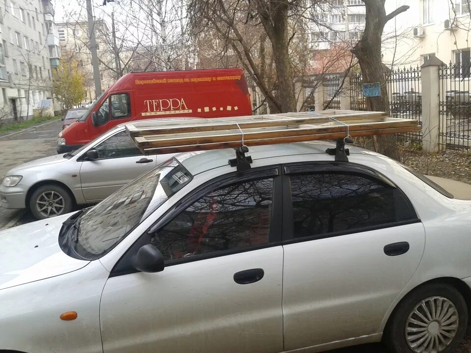 Chevrolet lanos багажник. Багажник на крышу chevrolet lanos. Багажник на крышу шевроле ланос 1. Рейлинги на шевроле ланос. Багажник на крышу заз сенс.