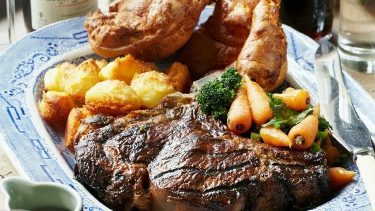 Жареные блюда это какие. Сандей Роаст. Sunday Roast Carvery в Англии. Воскресное жаркое Sunday Roast. Блюдо Sunday Roast.