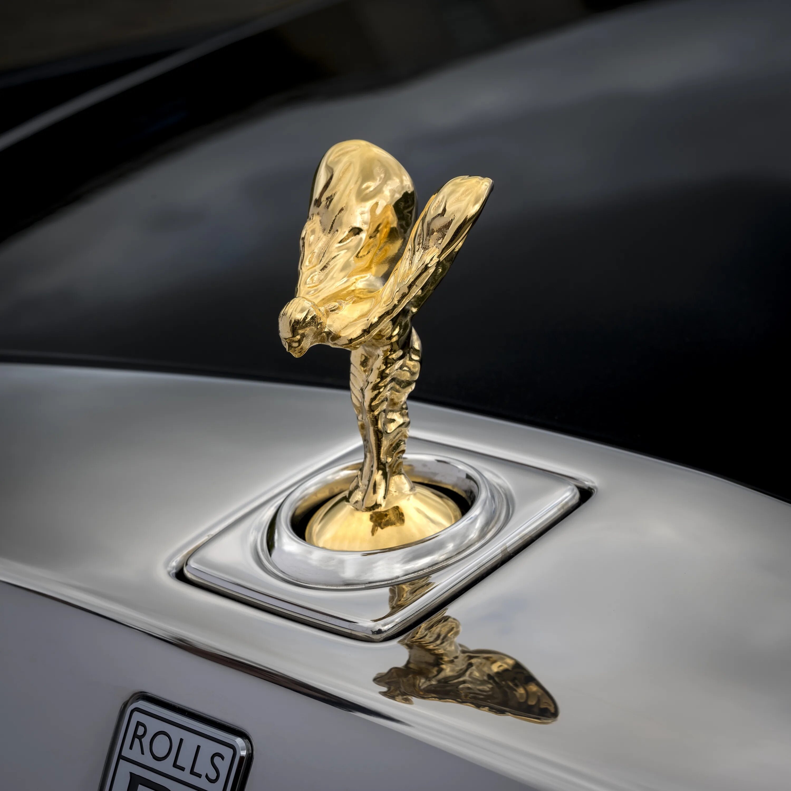 Роллс ройс на капоте. Статуэтка роллс ройс. rolls royce дух экстаза. дух экстаза на rolls royce phantom. фигура роллс ройс.