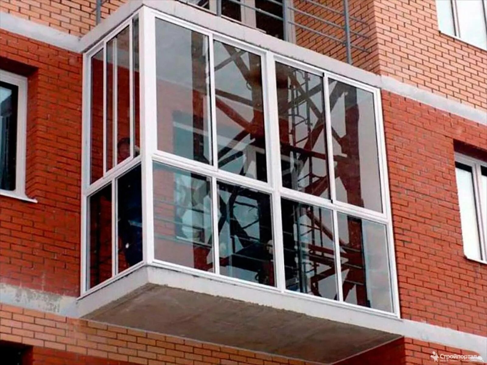 Окна находка. Французское остекление балкона. Французский балкон застекленный. Стеклянный балкон. Пластиковый балкон.