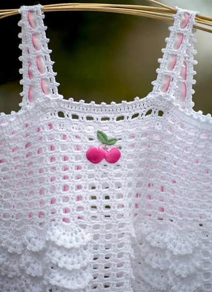 Вязаный топик для девочки крючком. Вязагыетопыдлядевочек. Топики крючком для девочек. Детский вязаный топ. Топик для девочки связанные крючком.