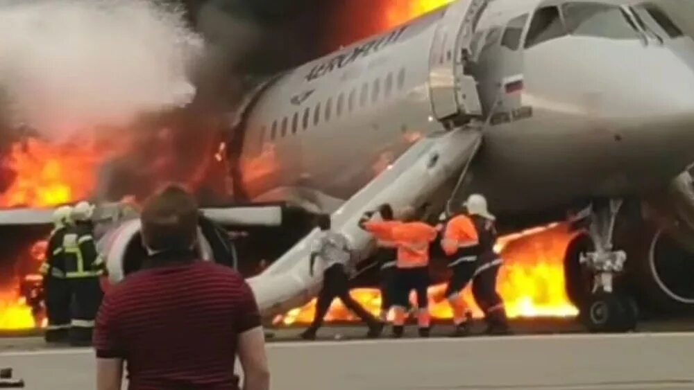 Самолетов шереметьево горит. Крушение ssj 100 в шереметьево. суперджет 100 шереметьево. авиакатастрофа ssj-100 в шереметьево. сухой суперджет 100 шереметьево пожар.