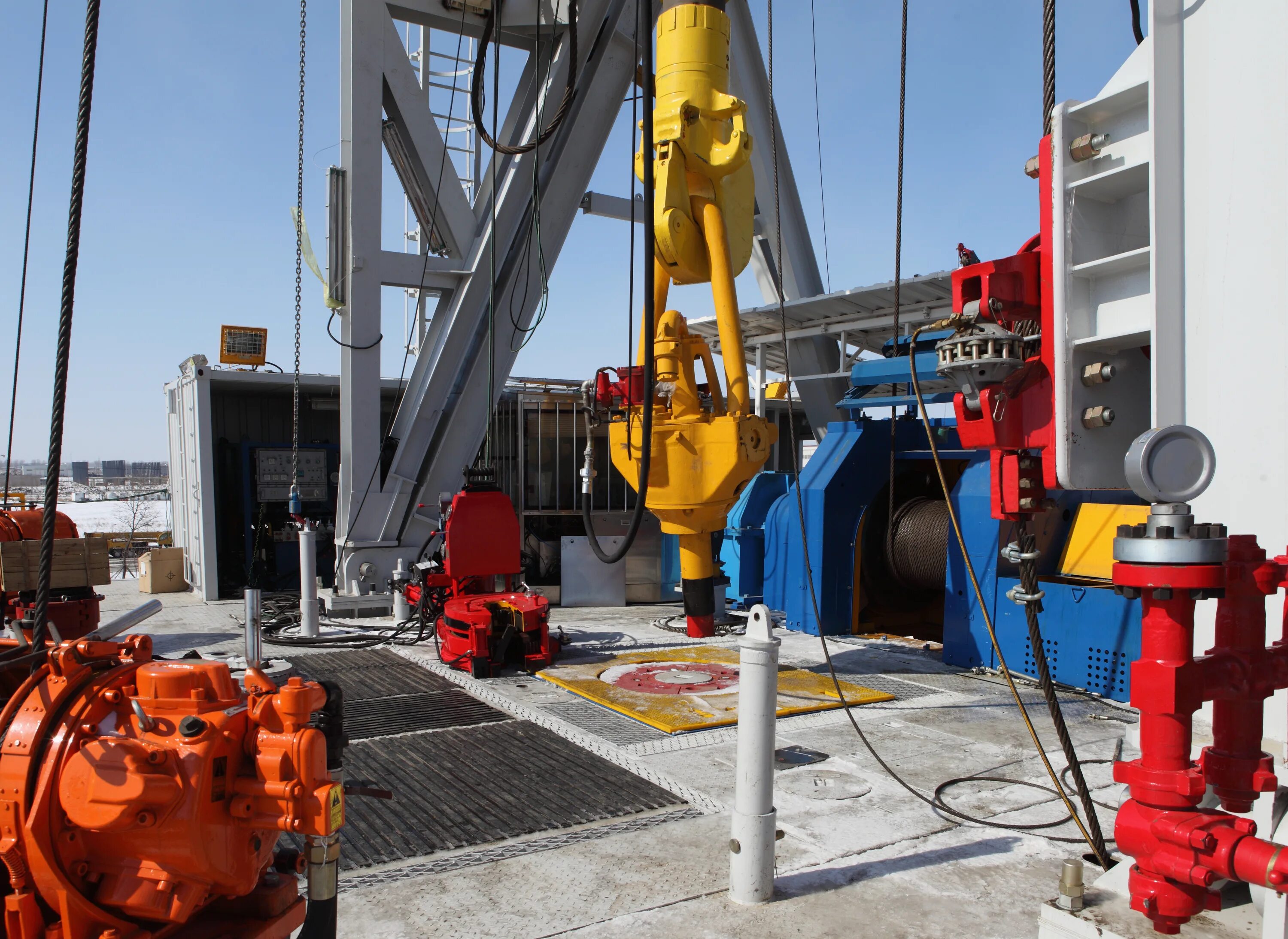 Глубоководное бурение. Палуба нефтяной платформы. Нефтедобыча люди. Oil gas drilling. Oil gas drilling.