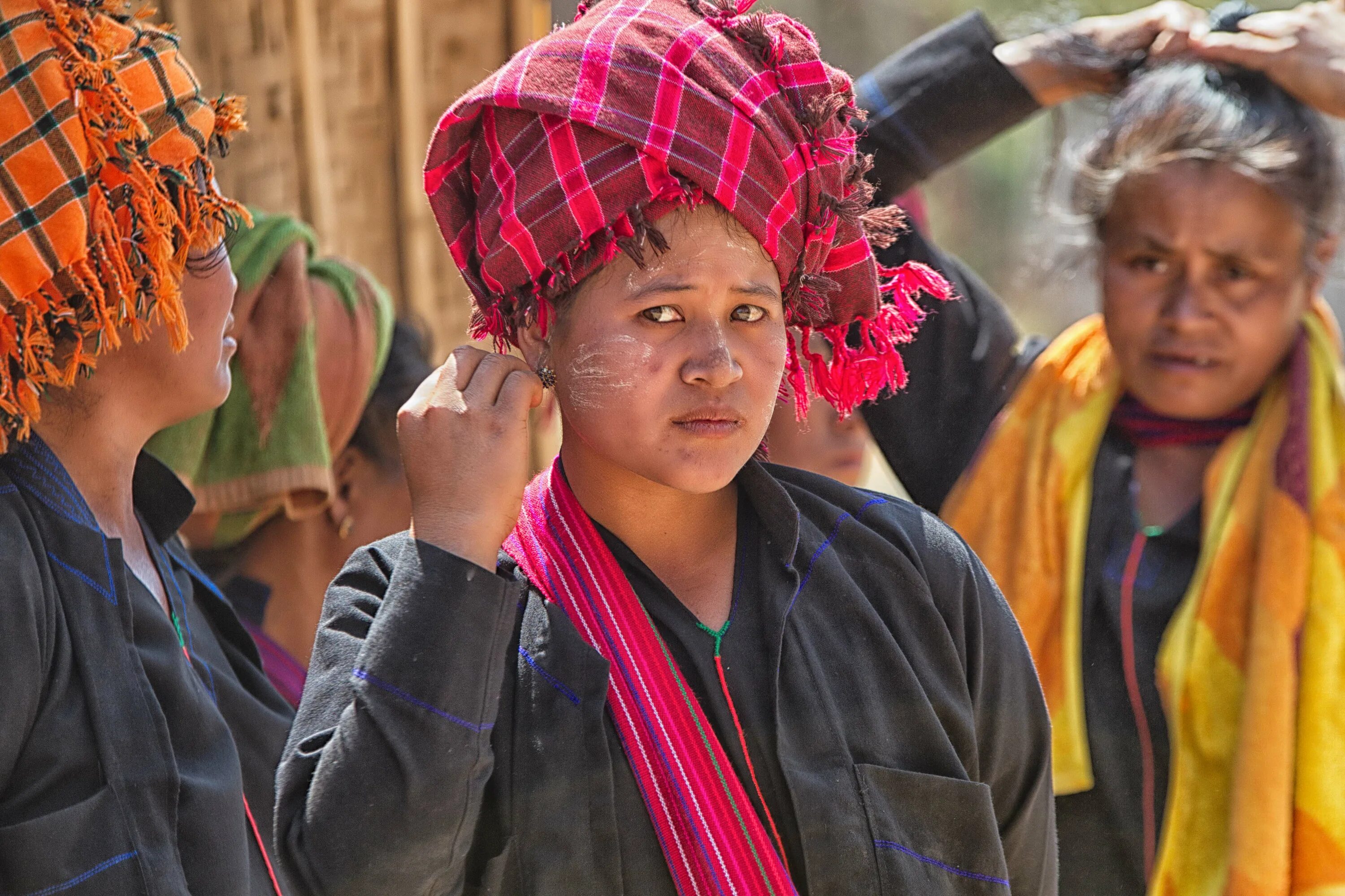 Народ азии 6 букв. Женщины Бирмы. Мьянма женщины. Мьянма Национальная одежда. Традиционные прически Мьянмы.