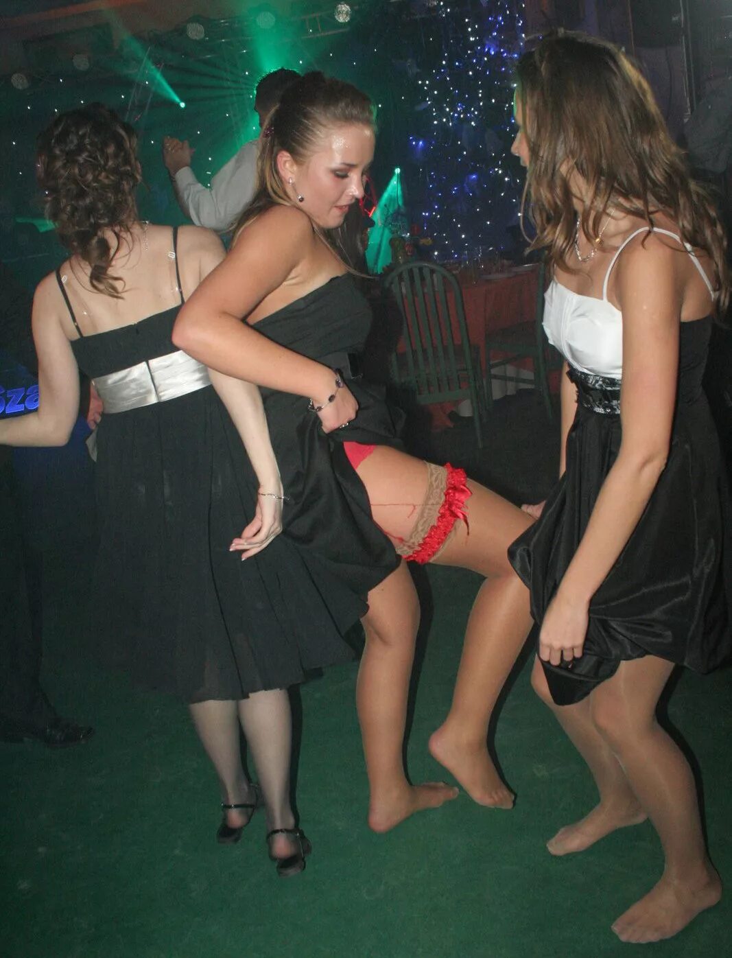 Пьяные бабы на корпоративе. Казусы на корпоративах. Пьяный корпоратив. Женщины на корпоративе. Сербская певица vesna vukelic vendi.