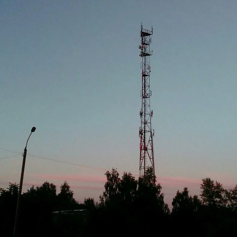 Дом возле сотовой вышки. Сотовая вышка 35343. башня нбк. передатчик сотовой связи. передатчик сотовые вышки.