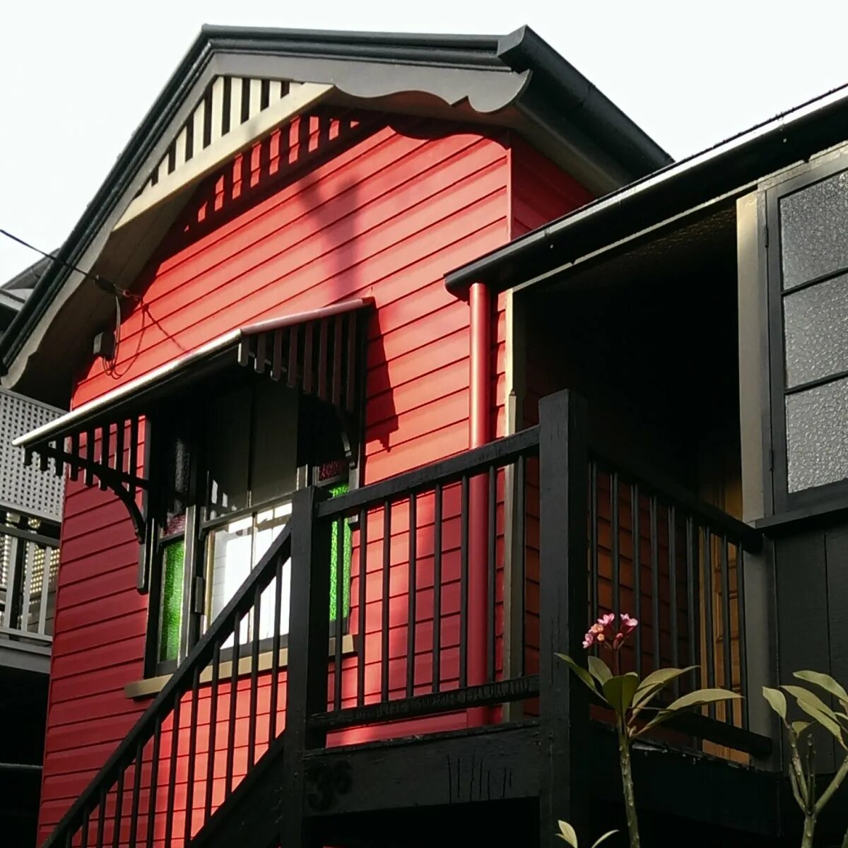 Какой краской лучше покрасить дом снаружи. Окрашенные фасады домов. Покрашенный дом. Крашеный фасад дома. В какой цвет покрасить дом.