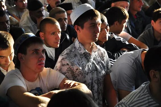 Байрам 16. Праздничный намаз ураза байрам. Байрам 16. Ураза байрам трансляция из уфимской соборной мечети первый канал. Ураза байрам трансляция из уфимской соборной мечети.