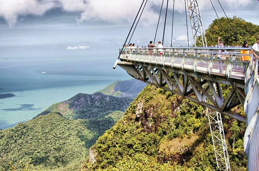 Skybridge джемете. Небесный мост Лангкави, Малайзия. Лангкави Скай бридж. Скайбридж Лангкави в Малайзии. Лангкави подвесной мост.