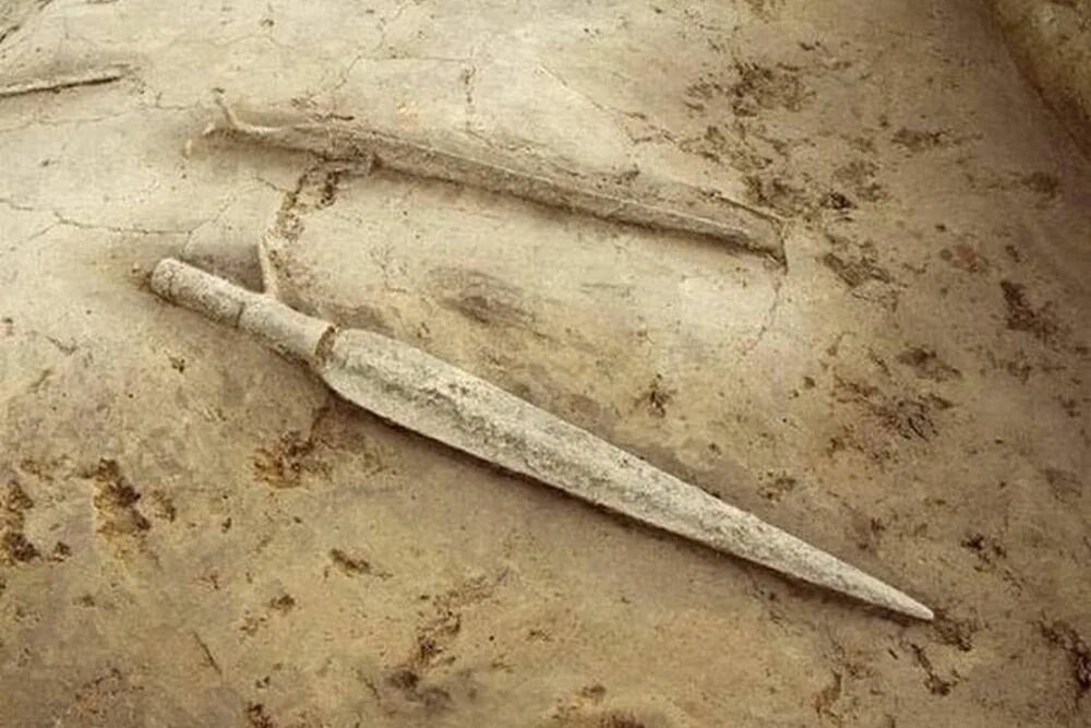 В 19 веке в колумбии археологи. Раскопки сабли. Найденные на раскопках мечи.