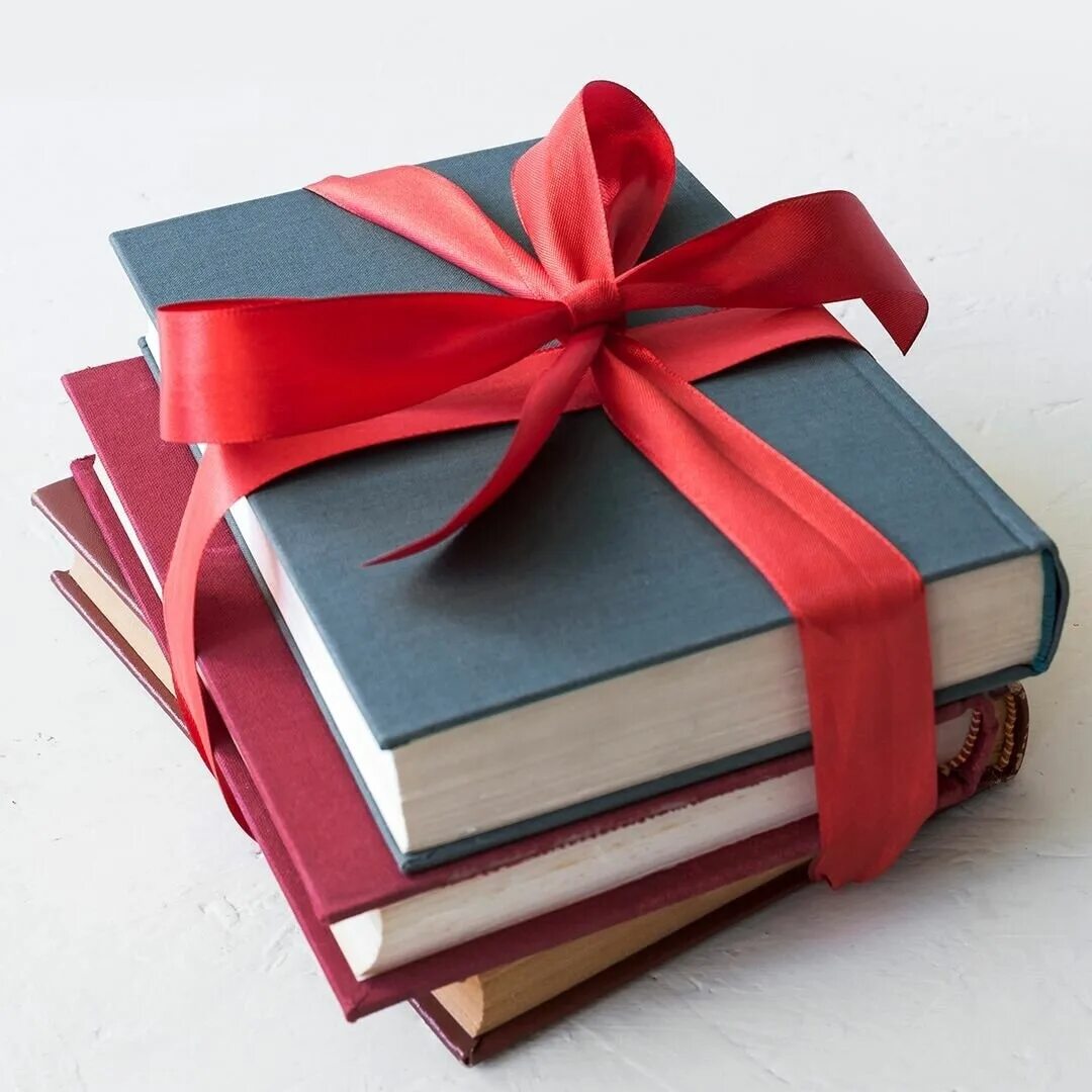 Получить книгу в подарок. Книга в подарок. полдарк книга. стопка книг с бантом. книжка с бантиком.