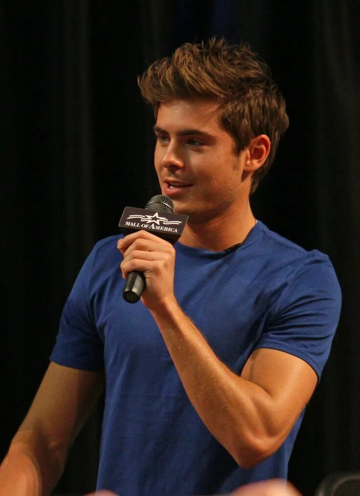 Следующую зака. Трой болтон классный мюзикл. Актер зак эфрон 2022. Следующую зака. Зак эфрон 2012.