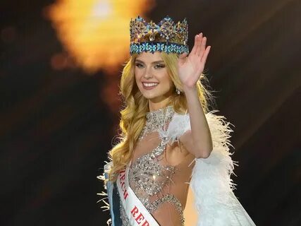 Мисс Чехия Кристина Пишкова машет рукой после коронaции Мисс мира (9 марта ...