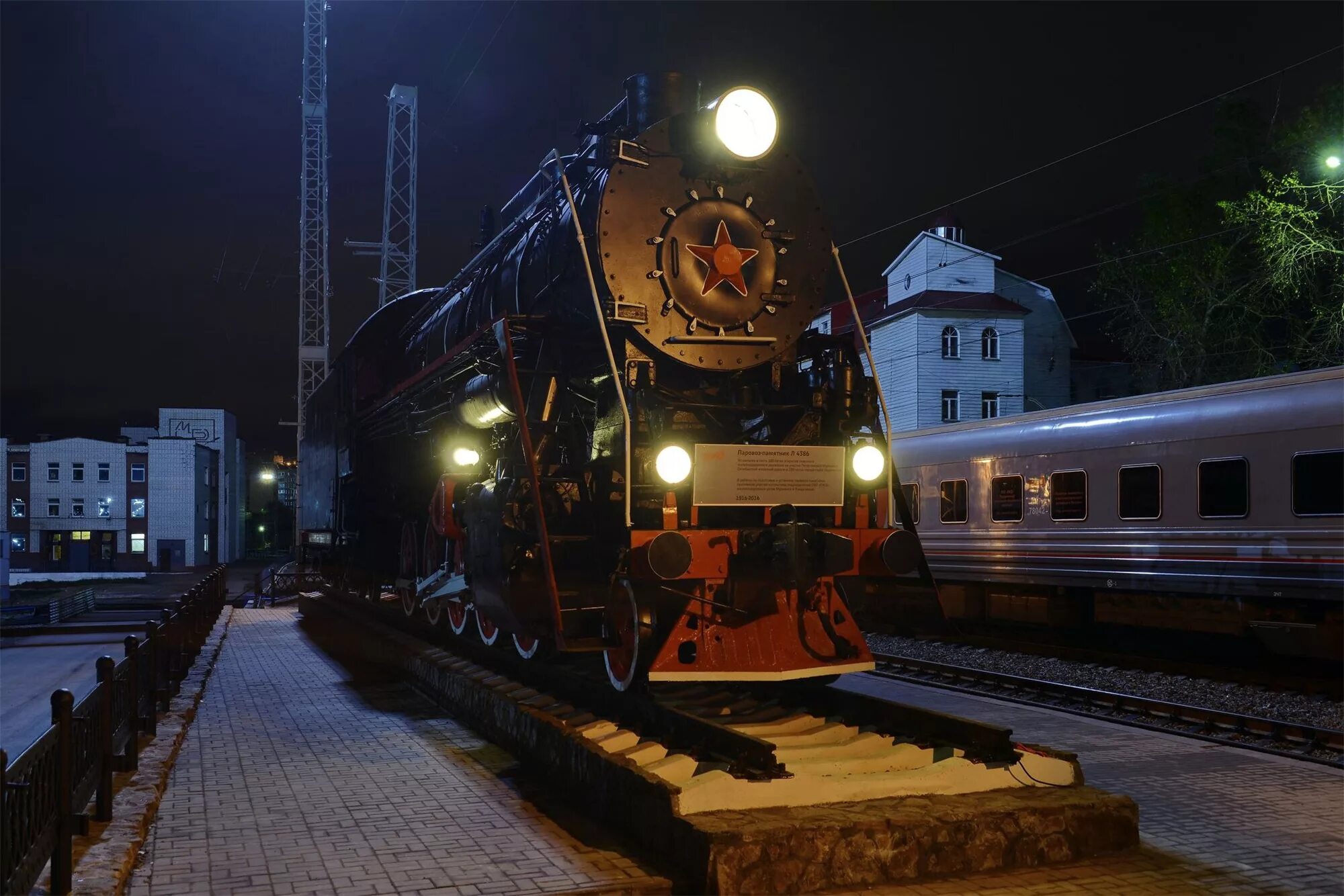 Мурманск железная дорога. Паровоз памятник л 4386 Мурманск. Железнодорожный вокзал Мурманск. Мурманский ЖД вокзал. Паровоз л-4386 Мурманск.