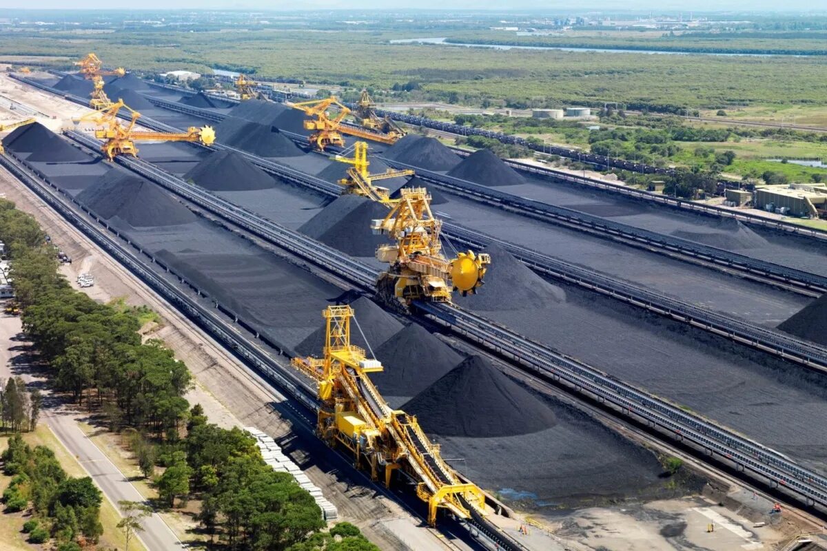 Уголь азии. Порт newcastle австралия уголь. угольный терминал в норфолке (сша). угольная промышленность австралии. добыча угля в австралии.