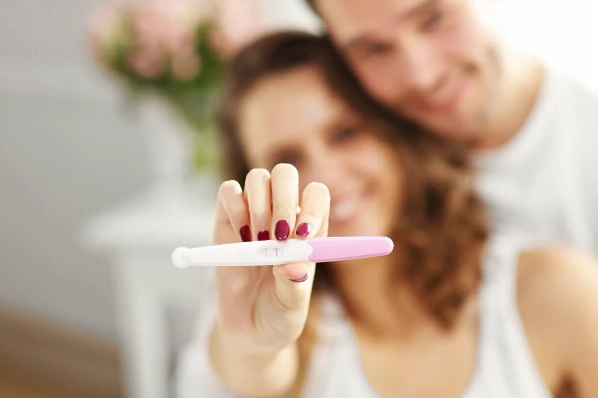 Теста беременна. Тест на беременность. Женщина с тестом на беременность. Фотосессия с тестом на беременность. Счастливая пара с тестом на беременность.