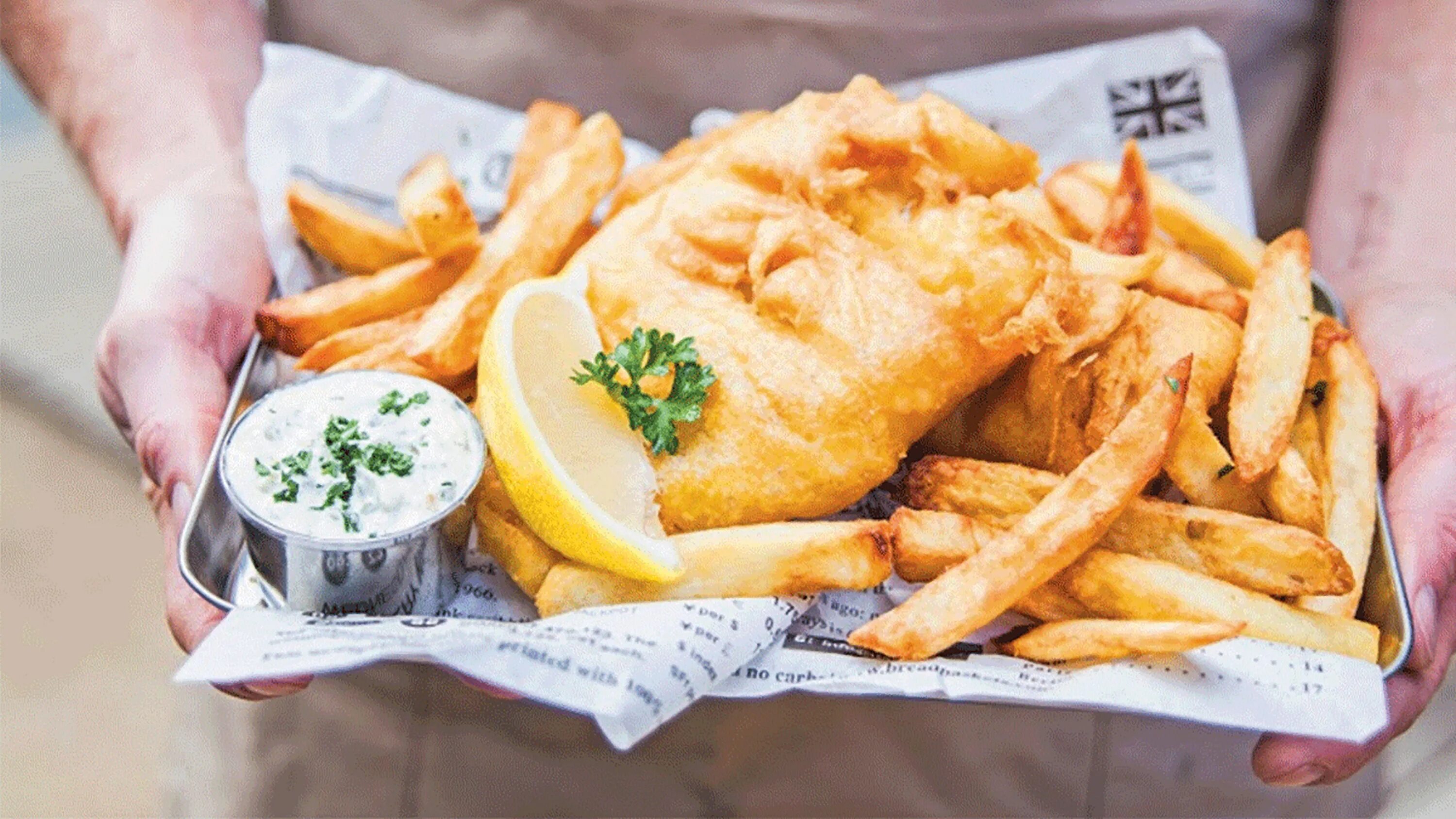 Рыба в британии. Fish and Chips. Английский Fish and Chips. Великобритания Фиш энд чипс. Новая Зеландия Фиш энд чипс.