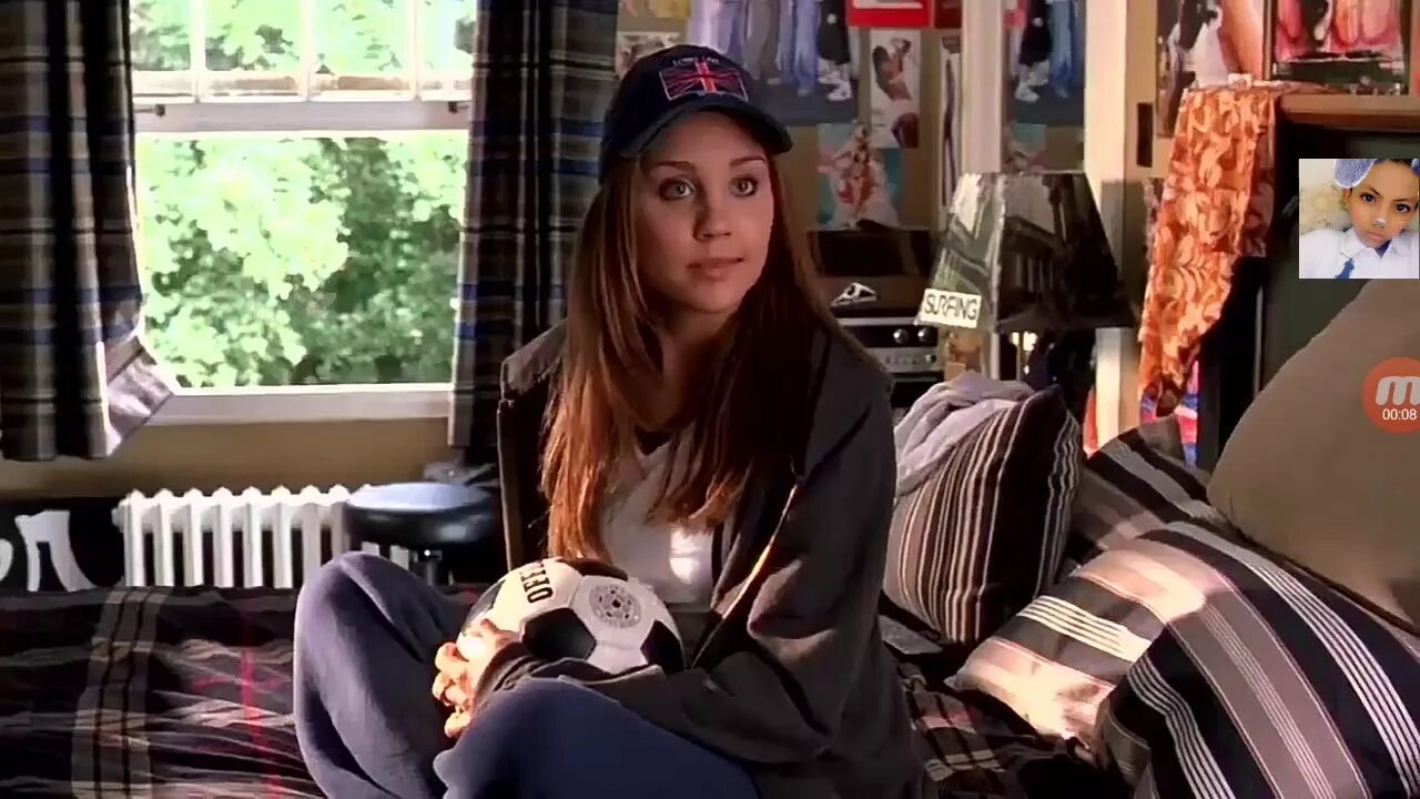 Брата переодевает в платье. Белые цыпочки платья. Мальчик одевает платье сестры. Коул спроус в платье. Девочка переоделась братом фильм.