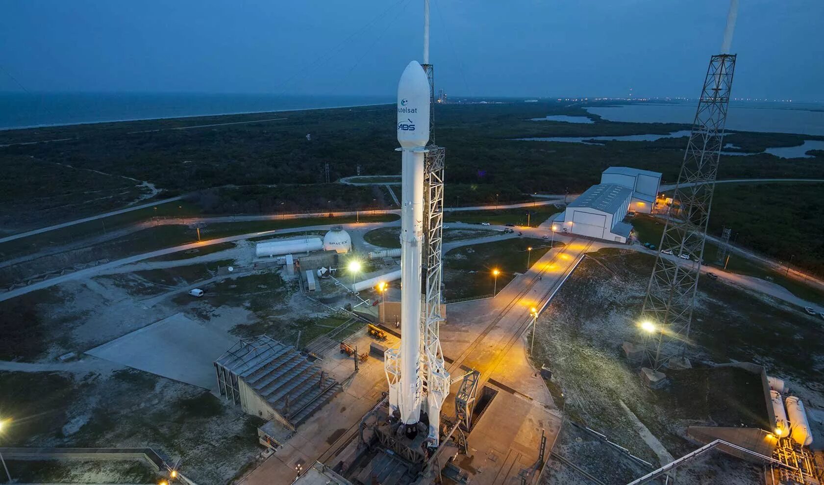 С какого космодрома полетел. Falcon 9. Ракета-носитель Falcon 9. Космодром Vandenberg Falcon 9. Фалкон 9 на стартовой площадке.