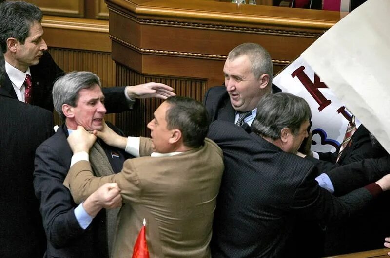 Конфликт в политике. Конфликт политиков. Драка в парламенте. Переговоры политиков. Политический конфликт презентация.