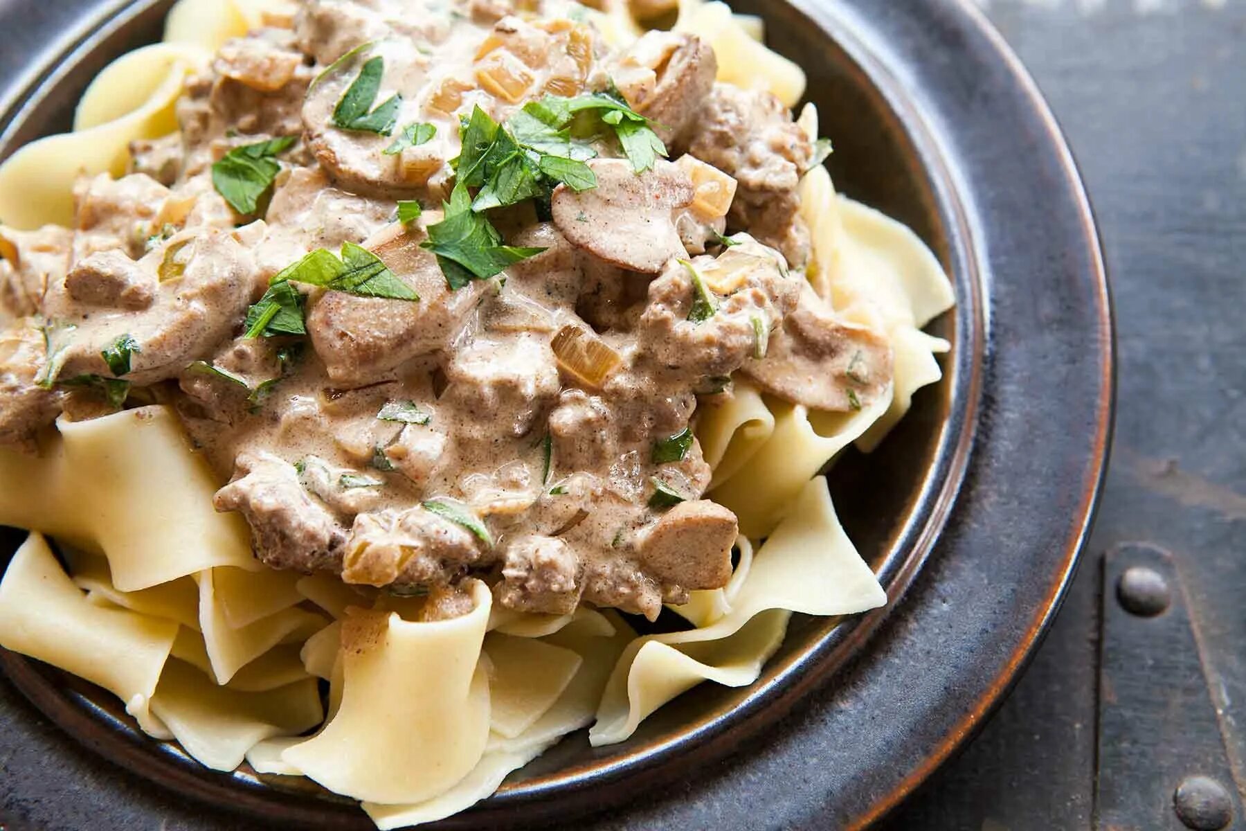 Блюдо из кусочков теста и мяса. Beef Stroganoff. Биф Строганофф из говядины. Бефстроганов из говядины с грибами. Бефстроганов из говядины.