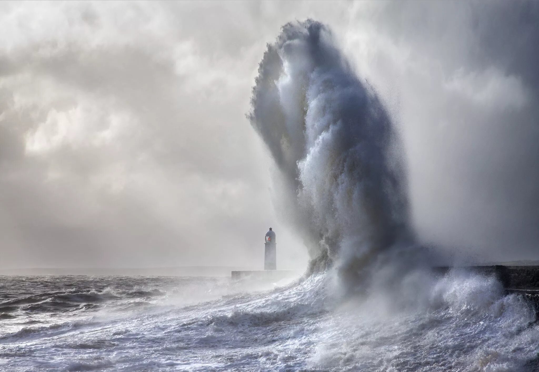 Ветер поднимал волны. Энди Симмонс пейзаж море шторм. Море океан волны шторм ЦУНАМИ. Балтийское море шторм Радуга. Сильный шторм.