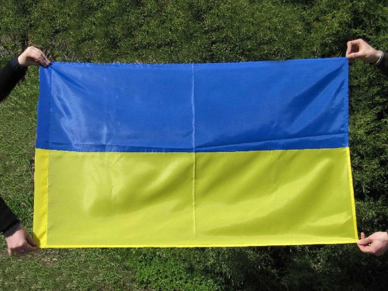 Каждый украинец. Флаг Украины. Исторический флаг Украины. Настоящий флаг Украины. Флаг России и Украины.
