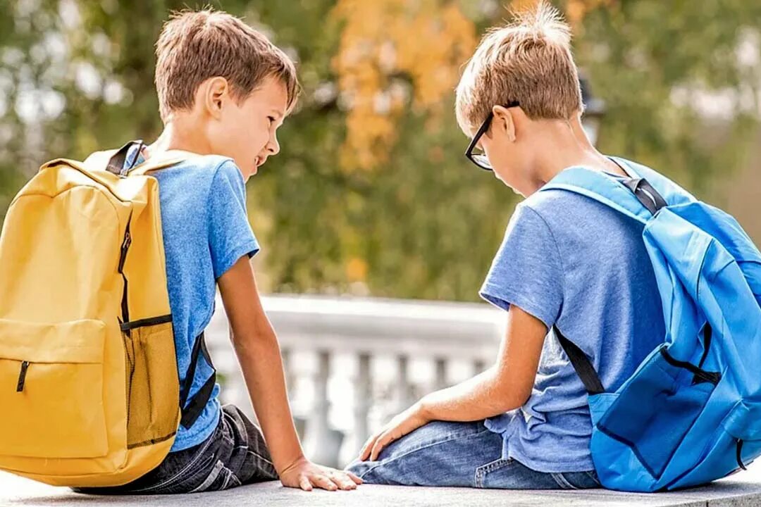 Разговор двух ребенка. Два мальчика ребенка со спины. Мальчик после школы. Фотосессия двух мальчишек на улице. Два мальчика сидят.