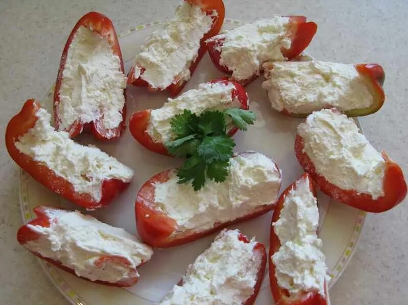 Перец с сыром и чесноком закуска. Перец с творожным сыром. перец с творожным сыром закуска. перец фаршированный творожным сыром холодная закуска.