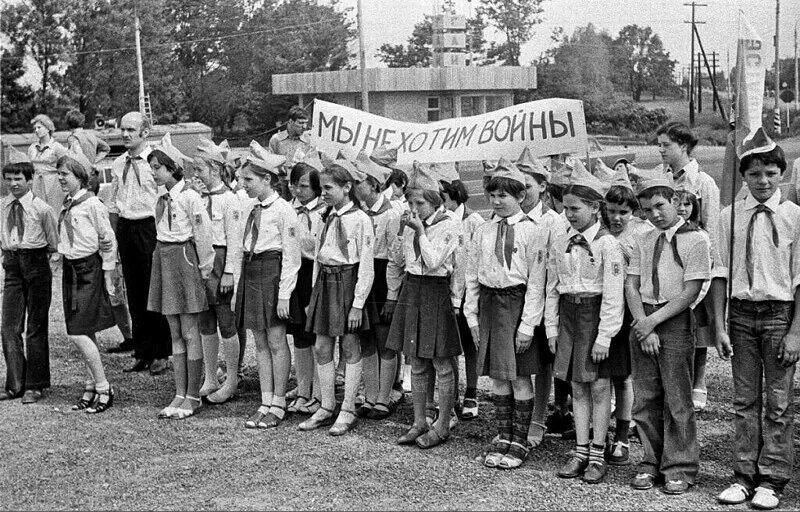 Советские люди. Пионеры 70 годов. Школьная форма советского союза пионерлагерь. Пионеры 70 годов. Советские школьники пионеры.