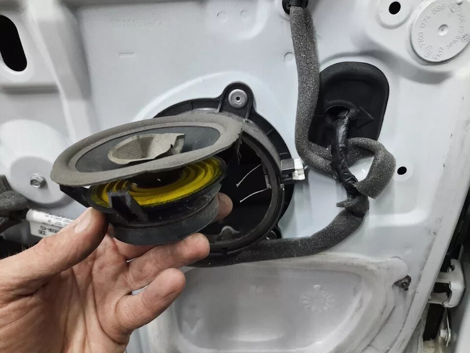 Динамики рено меган 3. Динамики рено меган 3. Штатные динамики задние рено меган 2. Меган 2 штатные динамики. Меган 2 передний динамики.